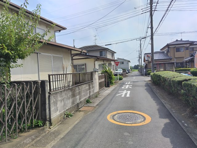 〈調整区域〉北鴻巣駅11分。12号の許可取得で建築可能な住宅用地の前面道路含む現地写真