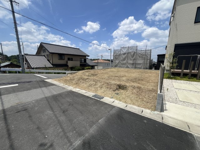 日進市南ケ丘３丁目の売地の前面道路含む現地写真