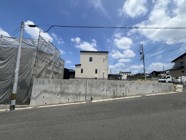 日進市南ケ丘３丁目の売地の前面道路含む現地写真