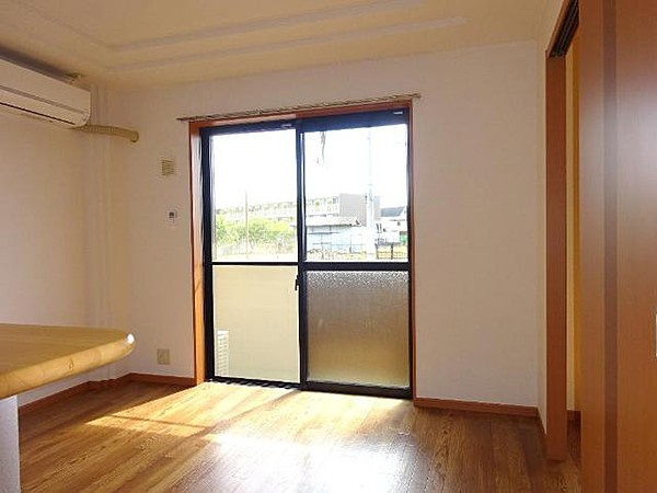 コンフォール山法師の内装|明るい色調の室内です