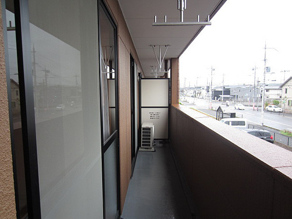 コンフォール山法師のバルコニー|バルコニーからの眺めを楽しみながら食事をしませんか