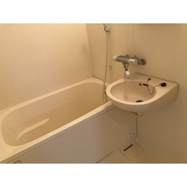 シャルル泉大津の浴室|コンパクトで使いやすいお風呂です