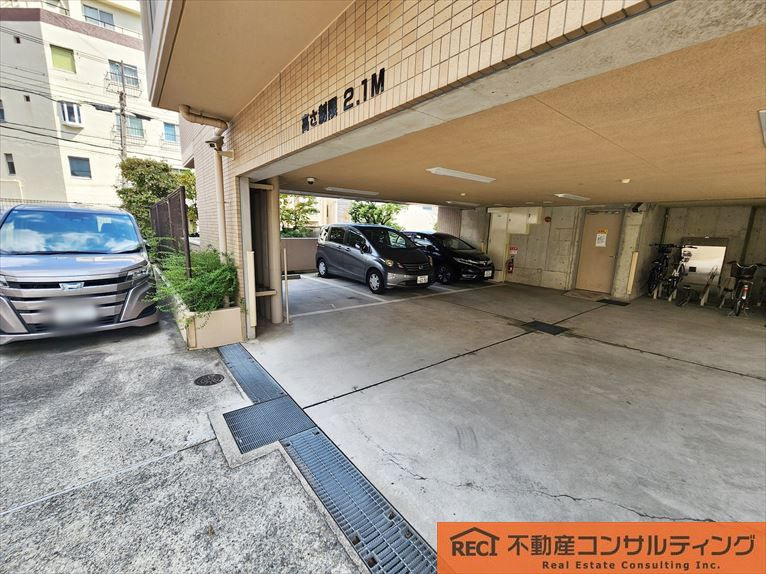 メゾン六甲篠原の駐車場