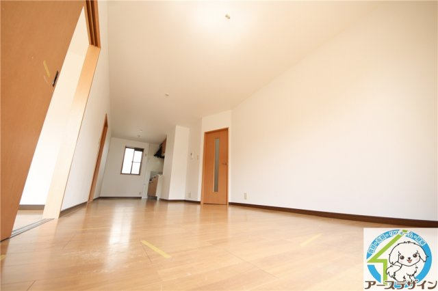 プリミエール一色Ⅱの居間・リビング