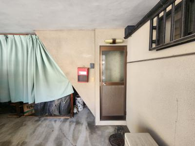 坊門町貸家のエントランス