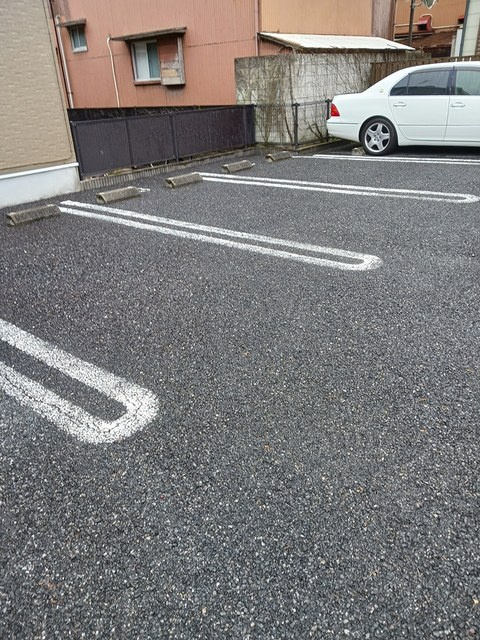 ファースト　デューⅤの駐車場