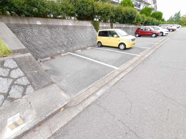 鈴蘭台第６住宅２号棟の駐車場