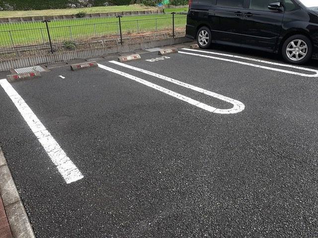 メゾンラルジュBの駐車場