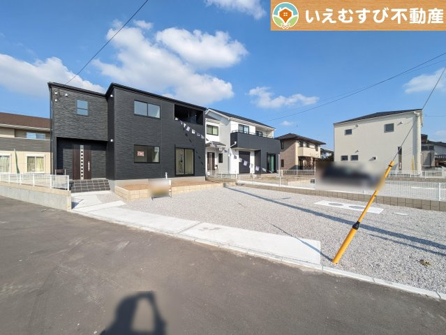 Livele Garden.S　太田第7岩瀬川町の駐車場|3台以上駐車可能なゆとりのカースペース
複数台車をお持ちでも、お友達が遊びに来てもゆとりの駐車スペース！