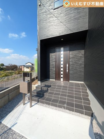 Livele Garden.S　太田第7岩瀬川町のエントランス|落ち着いた色づかいのエントランス
駐車場からアクセスの良いエントランス。雨の日や荷物が多くても安心の動線♪