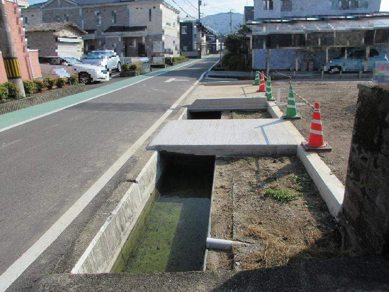 土佐市高岡町甲　売土地の前面道路含む現地写真