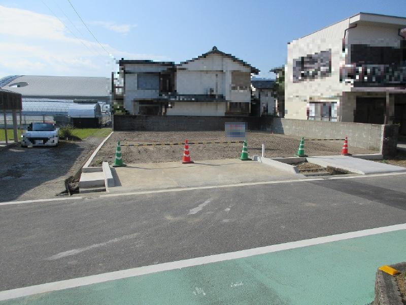 土佐市高岡町甲　売土地の前面道路含む現地写真