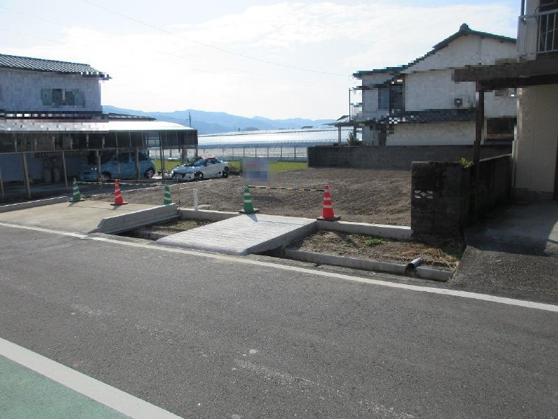 土佐市高岡町甲　売土地の前面道路含む現地写真