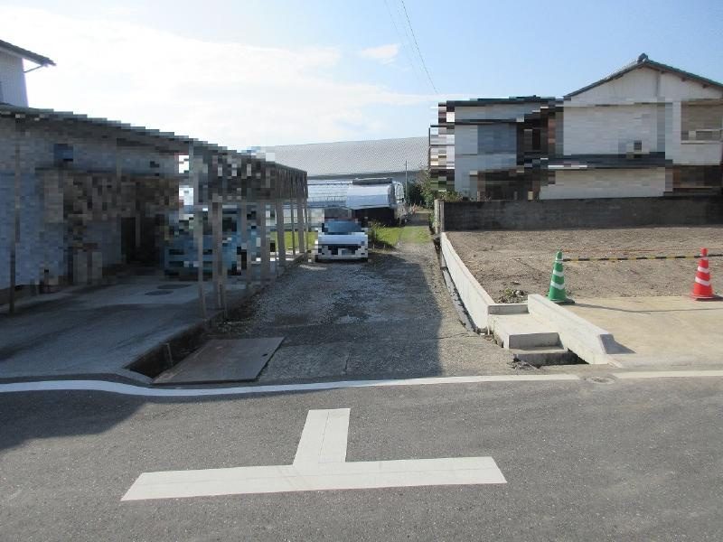 土佐市高岡町甲　売土地の前面道路含む現地写真