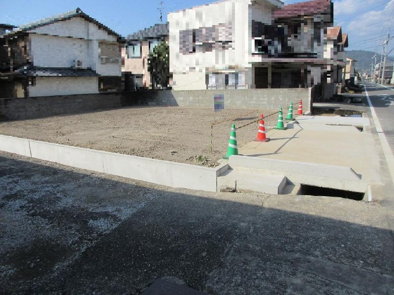 土佐市高岡町甲　売土地の前面道路含む現地写真