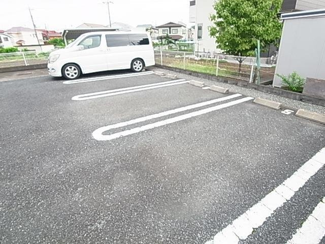メゾン・ウエストの駐車場