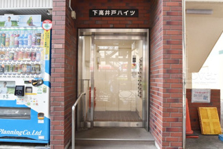 【エントランス】 | お客様を、そして住人を出迎えてくれるマンションのエントランス。ゴミが落ちていないことからも、管理状態の良さや住民の節度の高さが見て取れます。～即日のご見学可能～　お問合せはお気軽にどうぞ。