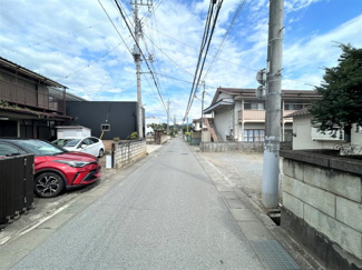 【前面道路含む現地写真】 | 広々前面道路（幅員5ｍ）は車庫入れも容易です。