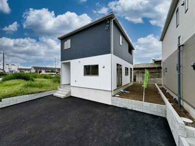 【外観】 | クレイドルガーデン　太田市新田木崎町第9　1号棟 | 並列駐車可能なカースペースです！お客様も遊びに来やすいですね♪