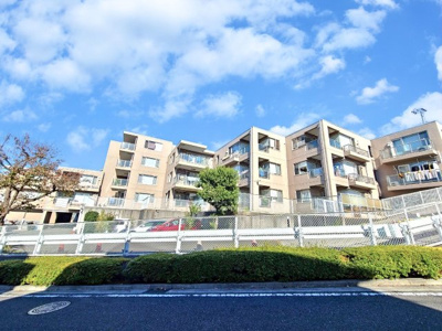 【外観】 | リーベスト中山A棟 | ◆堂々たる趣ながら、主張し過ぎずどこか余裕を感じさせるシャープなフォルムで佇む邸宅は、晴天の空と照らし合わせる事で、本来あるべき完成形の姿を見せてくれます。