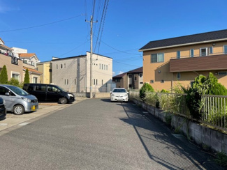 【前面道路含む現地写真】 | 木更津市金田東　土地　木更津駅 | 前面道路は6m公道です。車の出し入れもスムーズです。
前面に高い建物がないので日当たり、通風良好です♪
建築条件が無いので、お好きなハウスメーカーで建築できます♪
多彩な建築プランをご提案いたします！