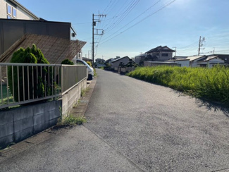 【前面道路含む現地写真】 | 木更津市金田東　土地　木更津駅 | 前面道路は6m公道です。車の出し入れもスムーズです。
前面に高い建物がないので日当たり、通風良好です♪
建築条件が無いので、お好きなハウスメーカーで建築できます♪
多彩な建築プランをご提案いたします！