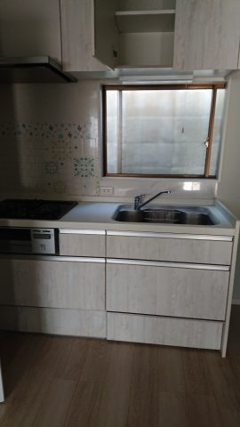 粟田口鳥居町戸建のキッチン|窓があって開放的