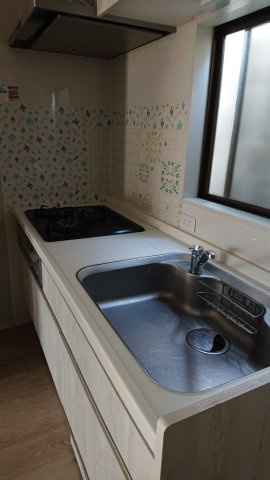 粟田口鳥居町戸建のキッチン|3口ガスシステムキッチンです