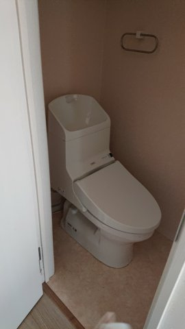 粟田口鳥居町戸建のトイレ|令和元年新調した温水洗浄便座です