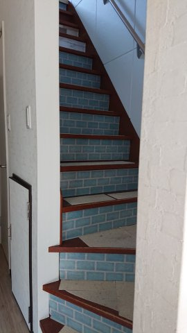 粟田口鳥居町戸建|階段のクロスがちょっぴり個性的
