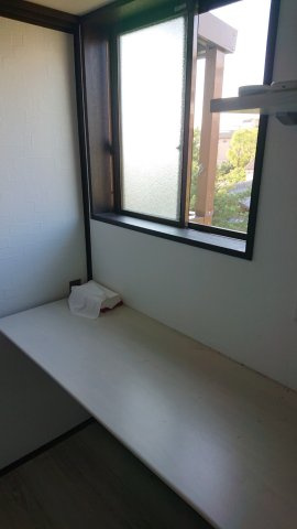 粟田口鳥居町戸建の内装|階段を上ったところの2帖分のスペースには作り付けの棚があります