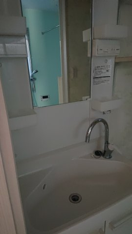 粟田口鳥居町戸建の独立洗面台|コンパクトな洗面台です