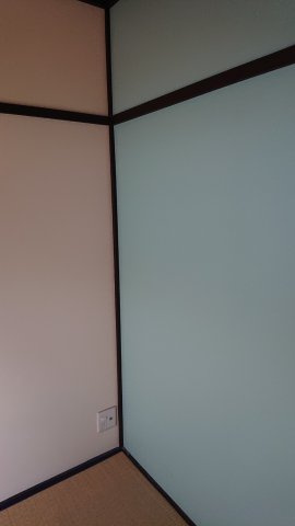 粟田口鳥居町戸建の内装|和室のアクセントクロスです。