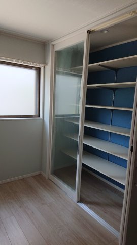 粟田口鳥居町戸建の収納|リビングの棚収納。ガラス張りです。