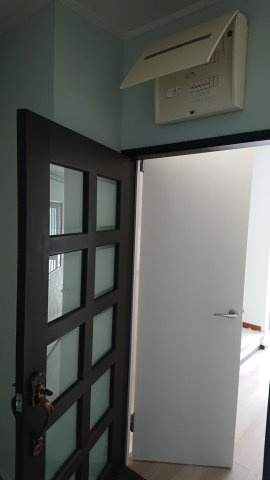 粟田口鳥居町戸建の内装|キッチンへ入るドアです。