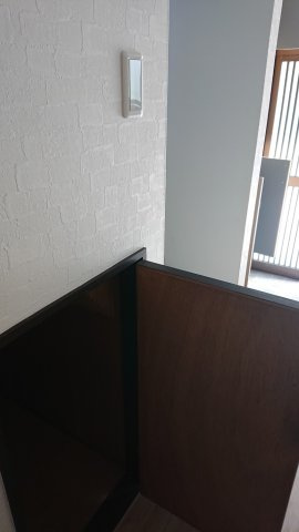 粟田口鳥居町戸建の収納|階段下にも収納がありました。