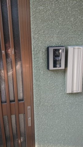 粟田口鳥居町戸建の玄関|モニターホンで安心