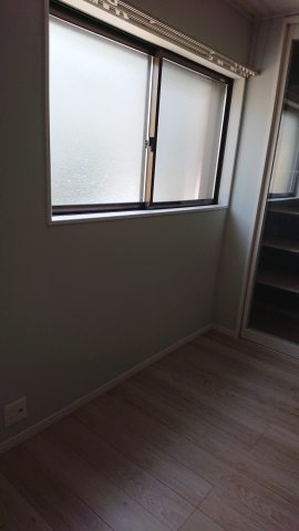 粟田口鳥居町戸建の居間・リビング|リビングは南向きの窓があります