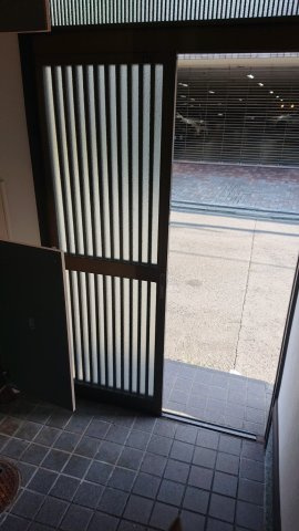 粟田口鳥居町戸建の玄関|引戸の玄関がいい感じ