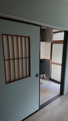 粟田口鳥居町戸建の内装|リビングのドアも引戸です
