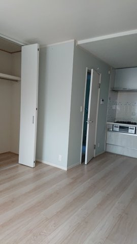 粟田口鳥居町戸建の居間・リビング|明るい色調のフローリングが広々感じさせてくれます