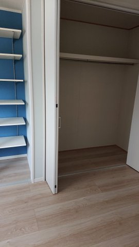 粟田口鳥居町戸建の収納|ビッグクローゼットとアクセントカラーの棚収納の合わせ技