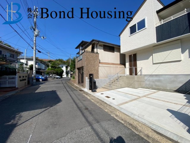 ママが喜ぶ家・お車２台駐車可・北山台　全2棟・1号棟の前面道路含む現地写真