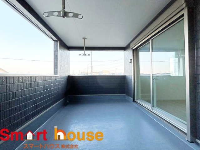 相模原市南区当麻　新築5棟の駐車場|陽当りの良いバルコニーは、物干しセットを追加すれば、一度にたくさんのお洗濯物が干せるのが魅力！バルコニーは洗濯物を干すだけの場所じゃなく、家族のゆとりのある時間を演出するプライベート空間。