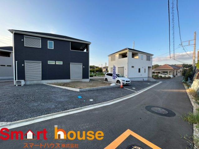 相模原市南区当麻　新築5棟の前面道路含む現地写真|お住まいの前面道路が広いと駐車が楽になり、陽当たりも遮られないので明るく居心地の良いお家になります♪