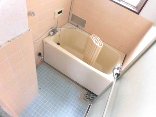 窓付きのバスルームです。