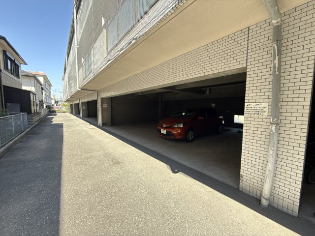 ベル新在家の駐車場
