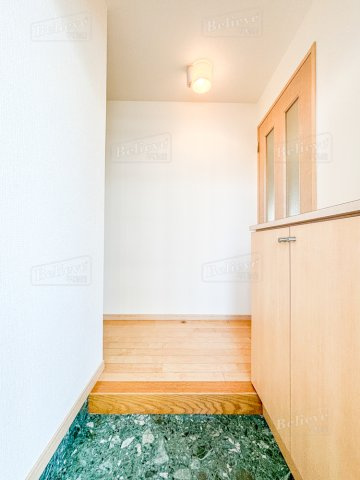 ロイヤルタワー花畑駅前の玄関|シューズボックス付きの玄関です★