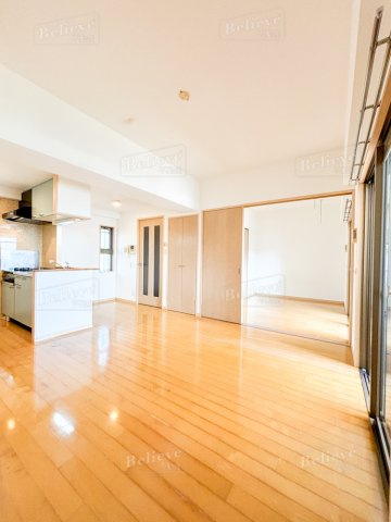 ロイヤルタワー花畑駅前の居間・リビング|お洒落な洋室☆