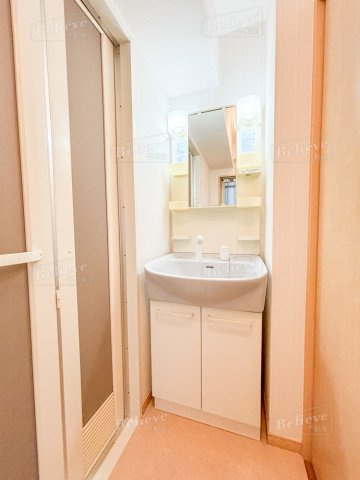 ロイヤルタワー花畑駅前の洗面所|明るい洗面所です★